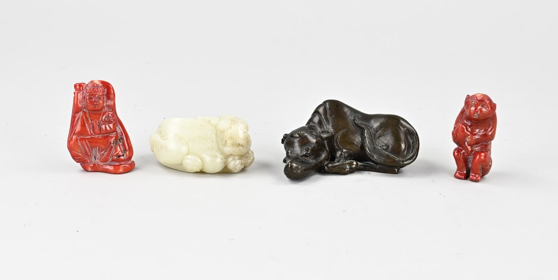 4x Miscellaneous China: Lot of miscellaneous China. 20th Century. 1x Jade Kylin. 1x Bronze Buffalo. 2x Coral Figure. Dimensions: 5 x 8 cm. In good condition.