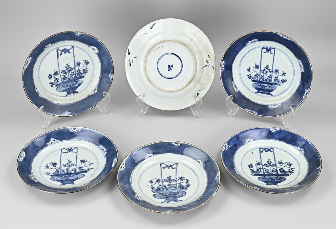 6x Chinese plate (18th century): Six 18th-century Chinese porcelain plates with flower vase decoration + base mark. One plate is in good condition. Three plates have chips. Two plates have hairline cracks. Dimensions: Ø 21.5 cm. In