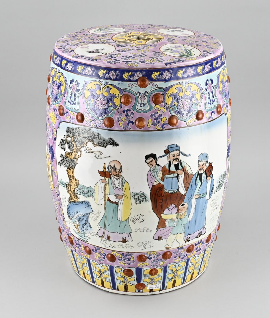 Chinese porcelain stool, H 46 x Ø 32 cm.: Chinese porcelain Rose Family stool with decorative figures all around. Second half of the 20th century. Dimensions: H 46 x Ø 32 cm. In good condition.