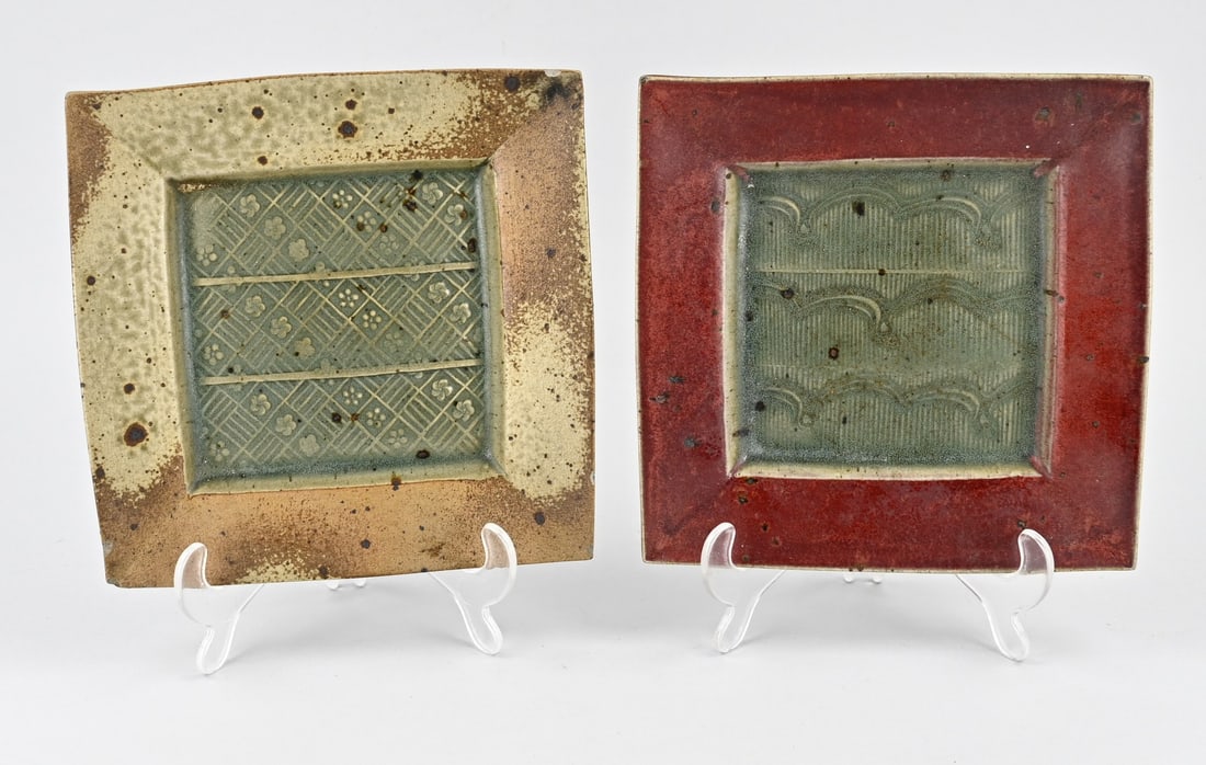 2x Japanese bowl (Meiji): Two square glazed Japanese porcelain bowls. Both with geometric figures and a base mark. Minimal chip. Dimensions: 21.5 x 21.5 cm. In fair/good condition.