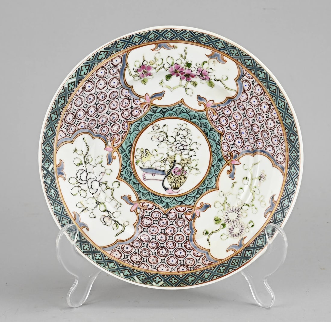 Chinese Family Rose Plate Ø 19 cm.: 19th-century Chinese porcelain Rose Family plate with floral/vase decoration. With base mark. Dimensions: Ø 19 cm. In good condition.