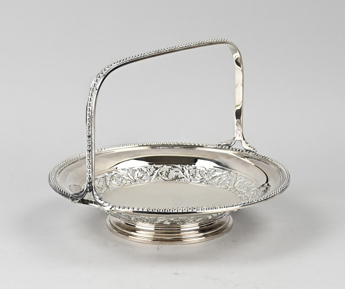 Silver bowl: Beautiful French silver bowl, 950/000, round model decorated with openwork floral motifs. The bowl has a handle and features a pearl decoration. ø24x17cm. Approx. 685 grams. France after 1838.