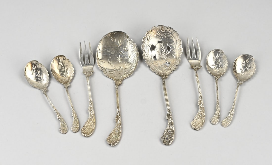 Silver cutlery (8x): Lot of 8 pieces of leaf-shaped silver cutlery, 833/000, with 2 scoops, 20.5-21.5 cm, 2 serving forks, 17.5 cm, and 4 spoons, 14 cm. Mt.: Unclear, date: D & S: 1888-1902. 4 spoons hallmarked with a