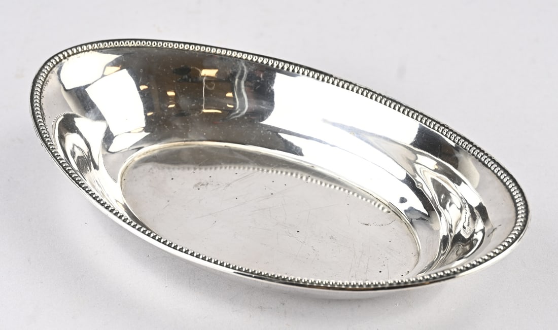 Silver bowl (oval): Silver bowl, 835/000, oval model with a beaded rim. Maker: Wilhelm Binder, Schwabisch Gmund. Approx. 232 grams. Single small dent, otherwise in good condition.