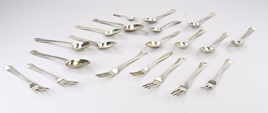 Silver cutlery: Lot of silver cutlery, 833/000, with 2 tablespoons, 6 dessert spoons, and 6 forks with line work at the base. MT.: TLUriot, Amsterdam, 1907. And 4 separate spoons and a fork with monogram. Total
