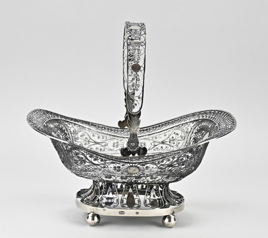 Silver filigree bread basket (1 of 2)