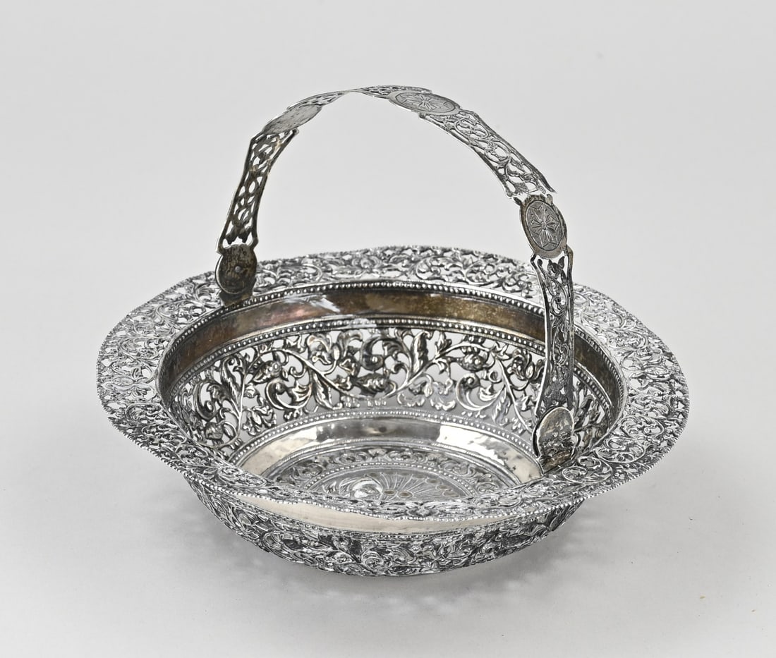 Silver-handled bowl: Silver handled bowl, 800/000, round model with a turned-over rim, decorated with floral motifs and a depiction of peacocks. Fitted with a sawn handle with floral engravings, broken. ø 19x15cm.