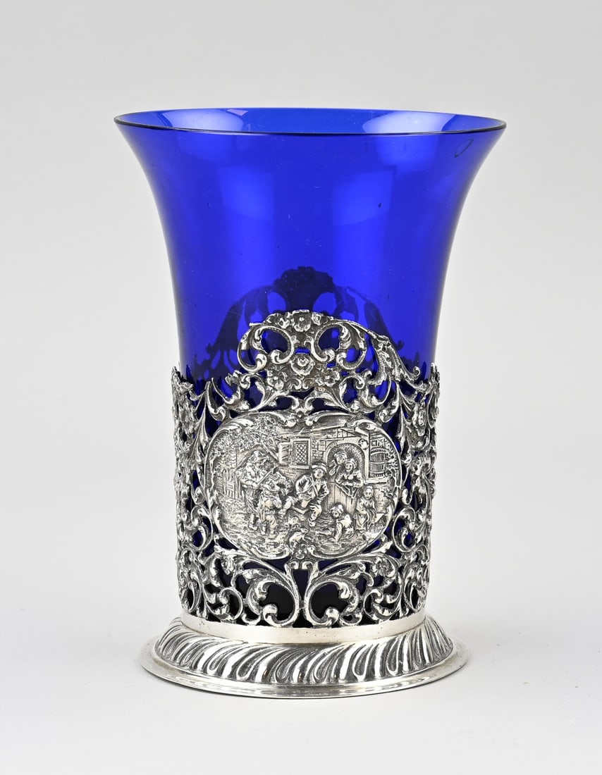 Silver vase with blue glass: Silver vase, 833/00, with blue glass. Vase with a round silver openwork holder with floral decoration and 2 cartouches with figurative depictions. Fitted with a blue glass inner vase. ø