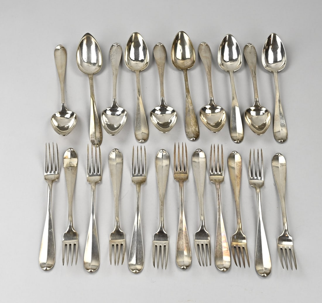 10 Silver spoons & 12 forks: Lot of silver cutlery, 800/000, with 10 spoons and 12 forks, featuring a monogram on the reverse: CB. Model with a decorative motif at the base of the handle. Lengths 20.5 and 21.5 cm. Total approx.