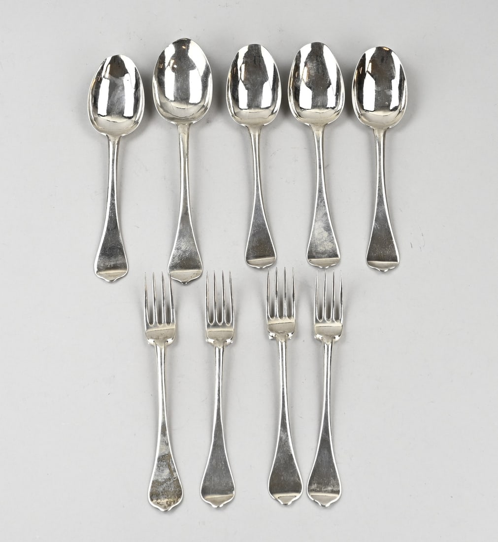 Lot of antique silver spoons and forks, 9x: Lot of 5 antique silver spoons and 4 antique silver forks. Four spoons with a rat-tail joint between the handle and the bowl and a bracket-shaped handle end. Family coat of arms engraved on the back