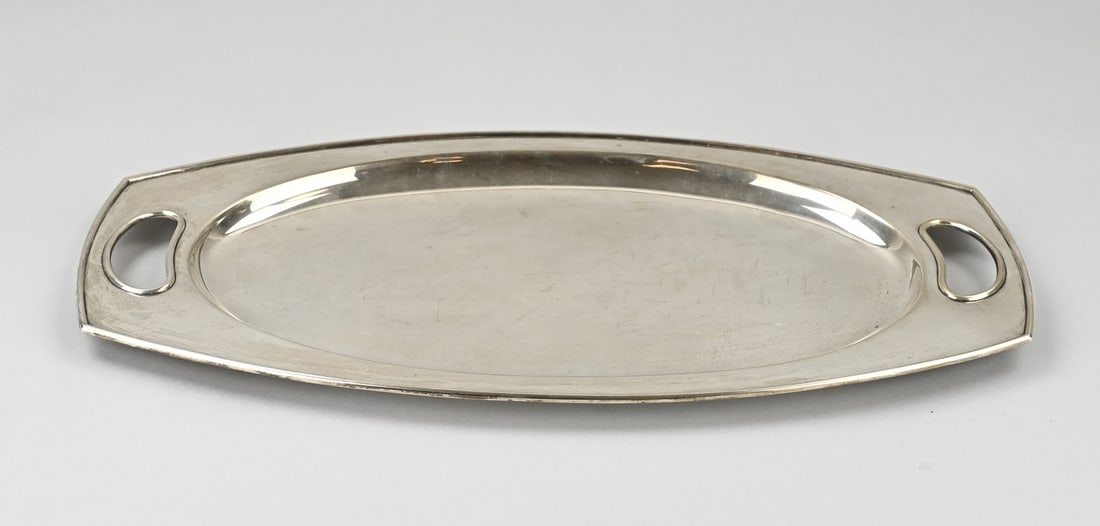 Silver bowl: Beautiful silver serving dish, 833/000, Art Deco, oval contoured model with a raised rim. 44x23.5x2cm. Maker: Fa. Reggers & Hamburger, Amsterdam. Year: K1920. Approx. 1084 grams. Features a hammered