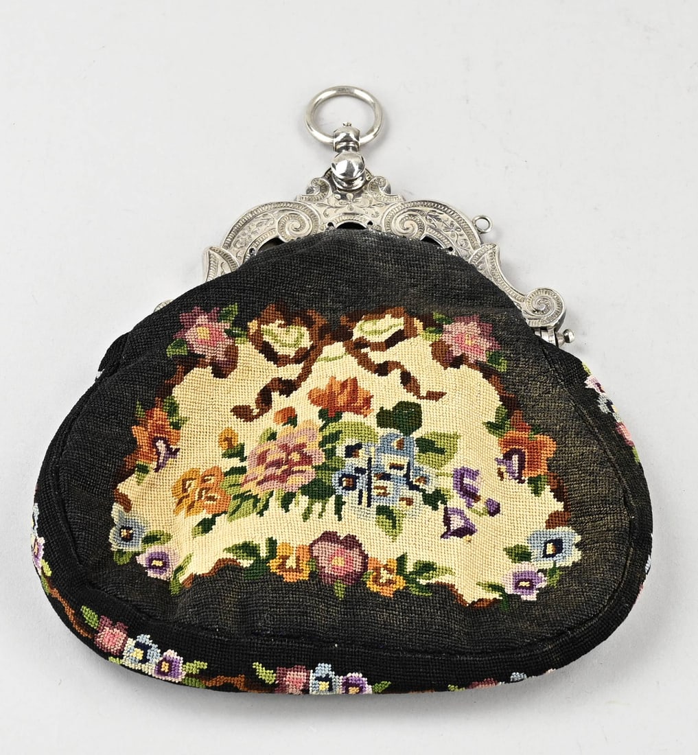 Bag with silver frame, 18th century: Bag fitted with a heavy 18th-century silver frame, contoured model with deep engraving and a carrying loop. Equipped with an inner frame. Presumably MT.: Willem Duyndam, Amsterdam, 1731-1775. jl.:L. W