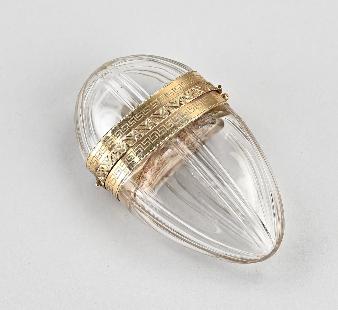 Fragrance bottle with gold: Exceptional crystal perfume bottle with yellow gold, 585/000, mount. Egg-shaped horizontal bottle with gold mount and large gold collar featuring, among other things, a meander design. Fitted with an