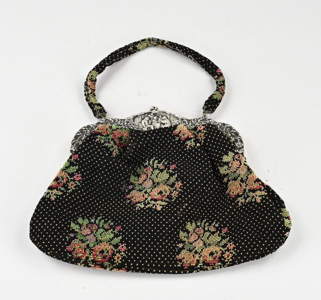 Bag with silver frame, wide: Fine bag with wide silver frame, 833/000, contoured model with floral decoration and a medallion depicting figures in an inn. MT.: Zaanlandse Zilversmederij, Zaandam, dated: 1924. 21 cm. Total gross