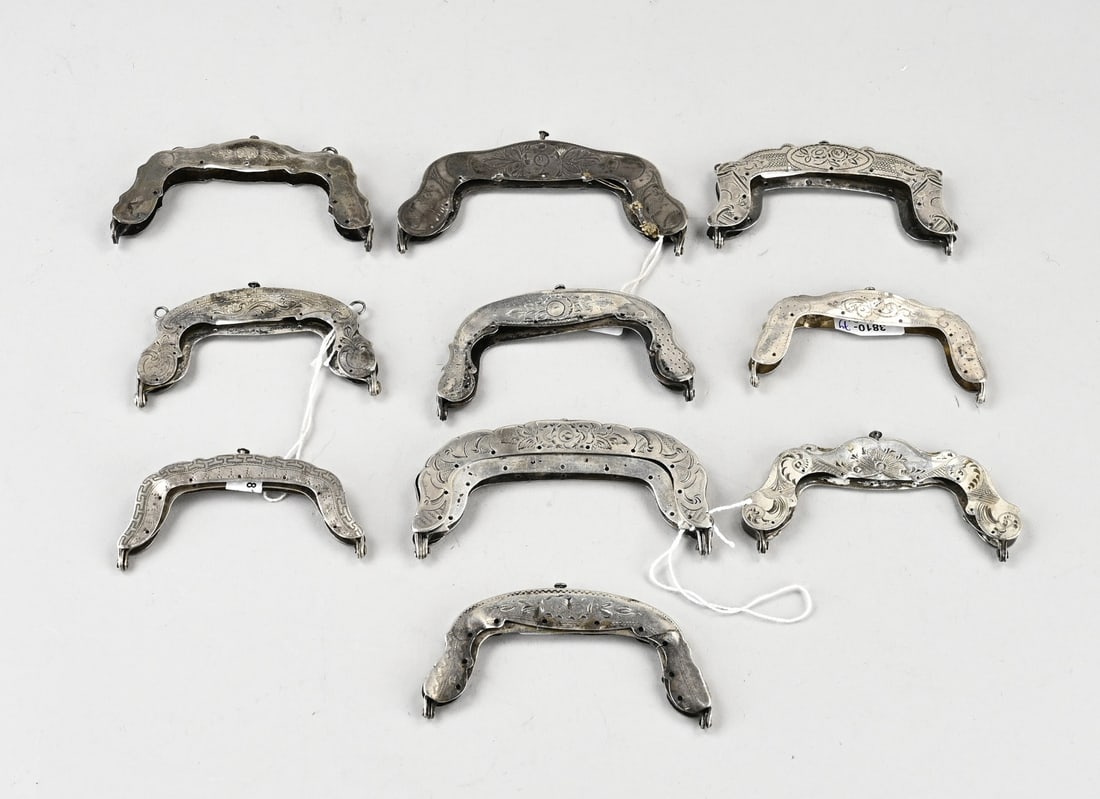10 Silver handbag frames: Lot of 10 silver purse clasps, 833/000, contoured models with engraving, some fitted with a double clasp. Total approx. 243 grams. 8-11cm. Maker's mark: including JJLazonde, Schoonhoven, E. van