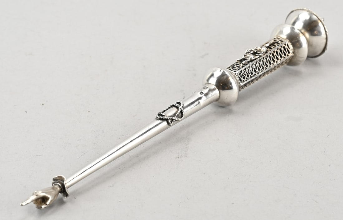 Silver twig: Silver thora pointer, jat, 84 zolotniks, fitted with an openwork element with grapevine and Star of David. Presumably Russian, marked AK 1879, Vilnus. 31 cm. approx. 89 grams. A few small dents,