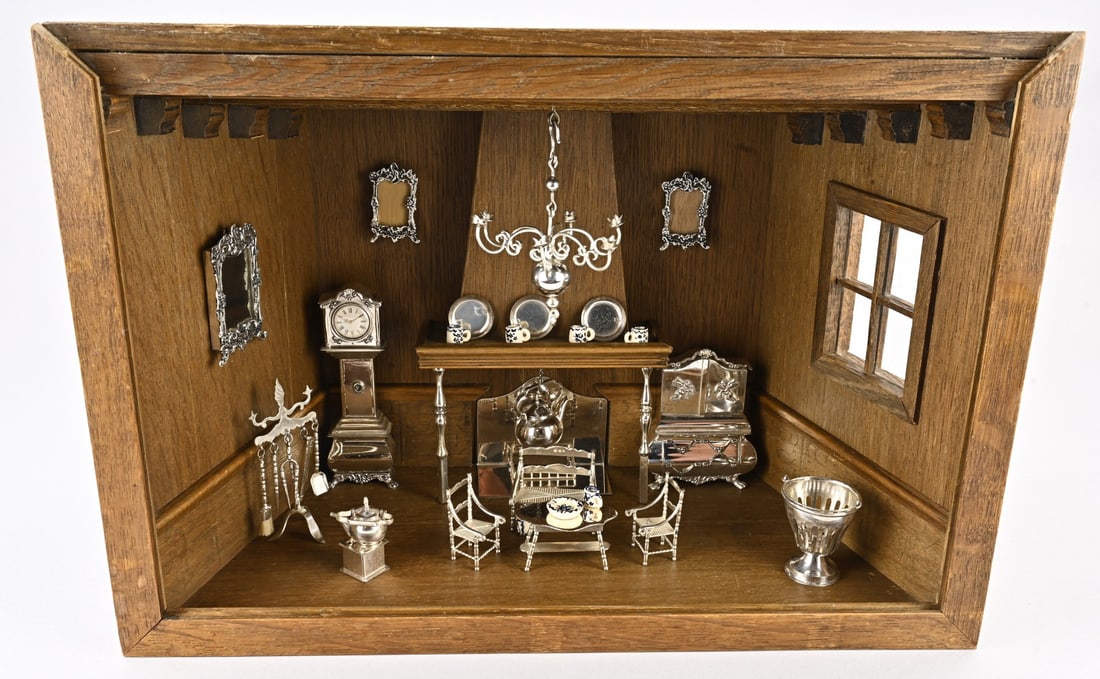 Diorama interior with silver: Beautiful diorama of an interior with silver miniatures, 835/000, with 3 frames, a cabinet, a fireplace with kettle, a grandfather clock, chandelier, 2 hearth legs, fireplace set, 3 plates, a sofa, a