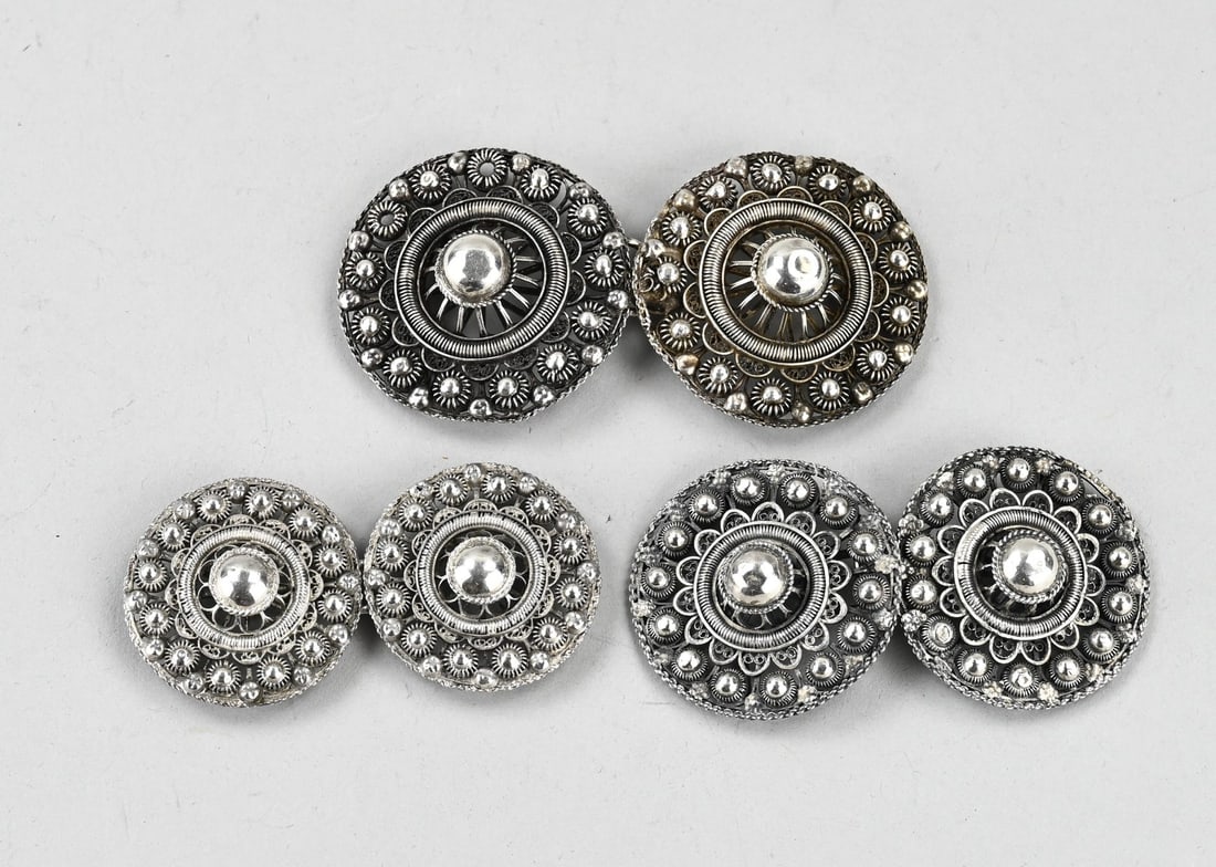 3 Silver belt buckles: Three silver belt buckles, 833/000, round models with buttons. ø 40-46-50mm. Total approx. 102 grams. A few pieces are missing and have been restored. In reasonably good condition.