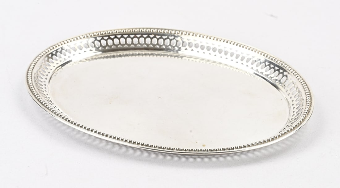 Silver serving tray: Silver serving tray, 800/000, oval model decorated with an openwork rim and a beaded edge. MT.: Gebrüder Kühn - Schwäbisch Gmünd. 20x15.5x1cm. Approx. 120 grams. In good condition.