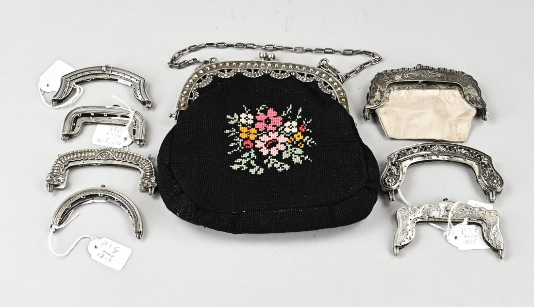 Lot with silver purse clasps, 8x: Lot of 8 silver bows, 833/000, one large bow with garlands, a small crack, and faceted buttons, with embroidered pouch and chain. And 7 contoured bows with inner hoops. Total approx. 477 grams.