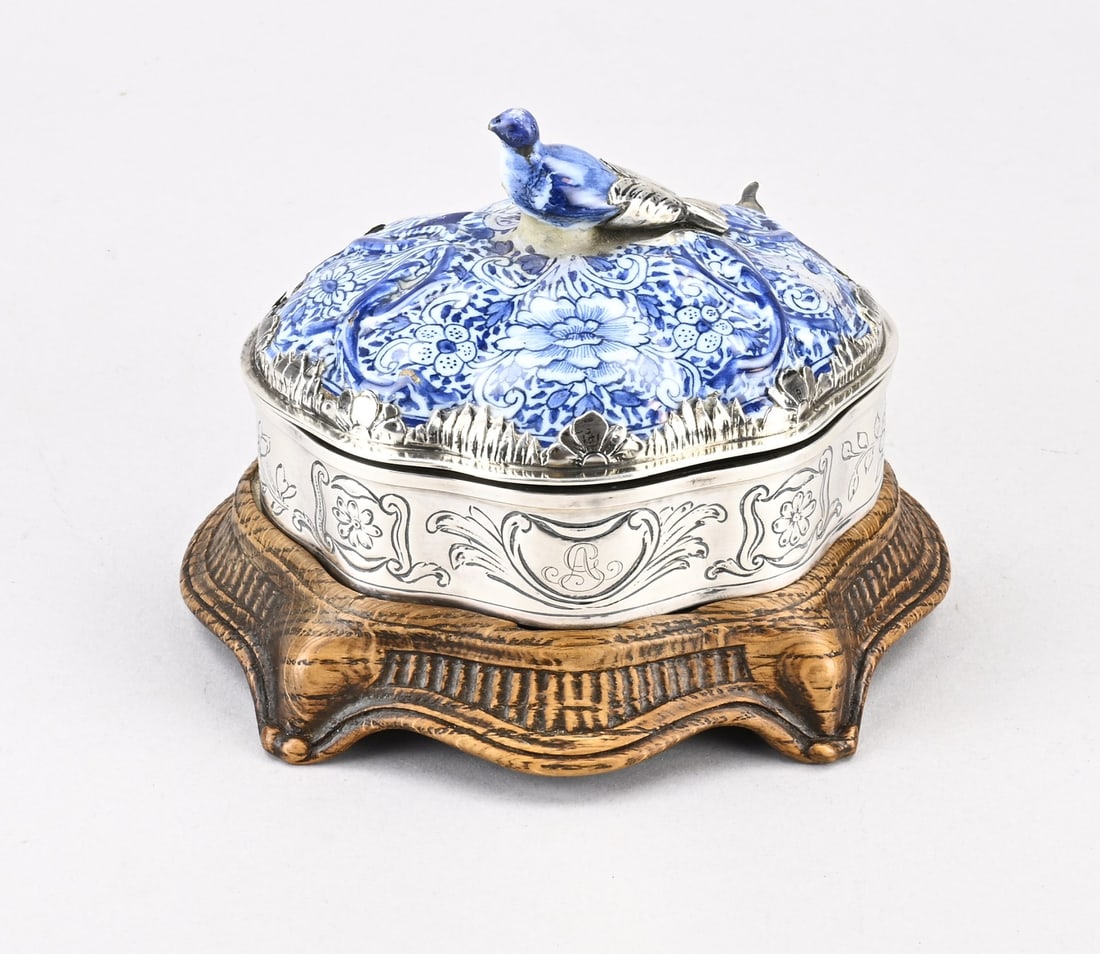 Tea box with silver (1 of 1)