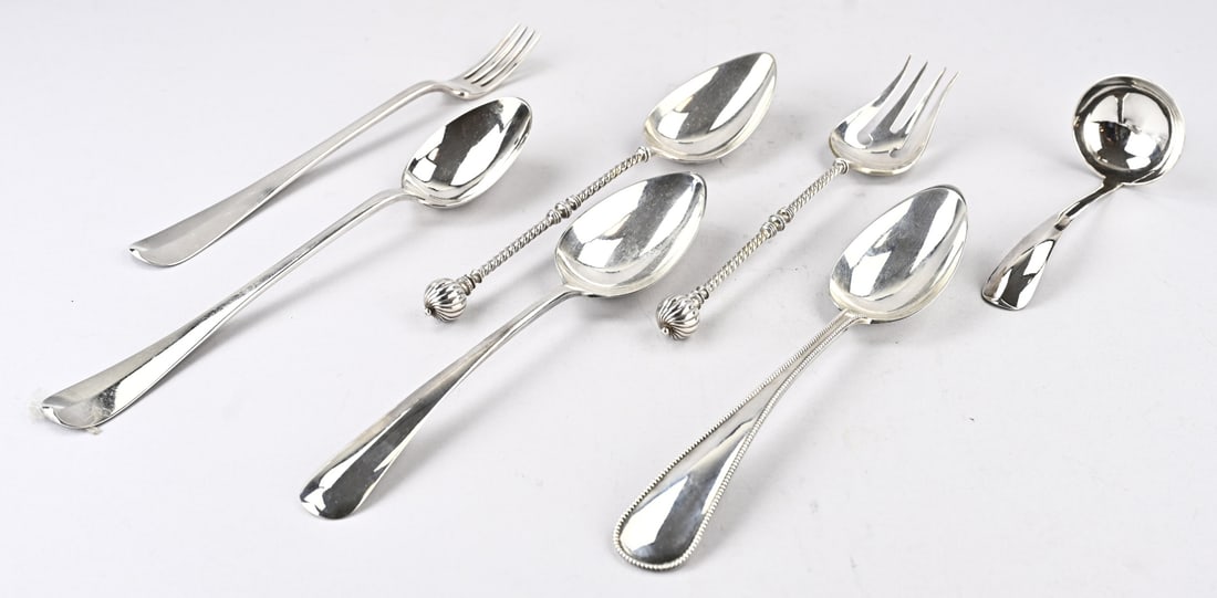 Silver cutlery: Lot of silver cutlery pieces with an 18th-century salad serving set featuring a long fork and spoon with a coat of arms engraving on the reverse, 28 cm. And a salad serving set with a twisted handle,