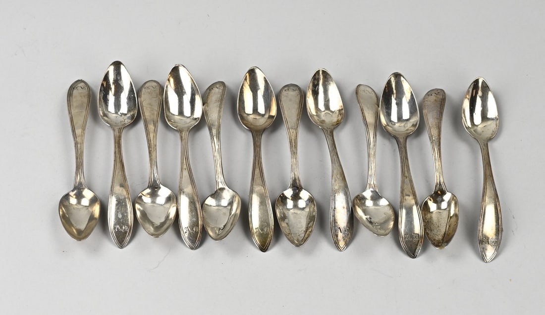Silver coffee spoons: Lot of 12 silver coffee spoons, 833/000, with a pointed stem and filigree rim. Decorated with a monogram AD. MT.: Unclear, year:1870. 14.5 cm. approx. 201 grams. In reasonably good condition.