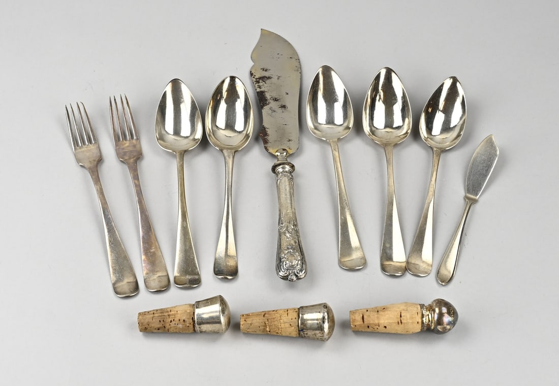Lot of silver with cutlery & corks: Lot with silver cutlery, 833/000. 5 silver spoons, 2 forks, a butter knife. A scoop with a silver handle, dented, and 3 bottle stoppers with silver. Total silver weight, excluding stoppers and scoop,