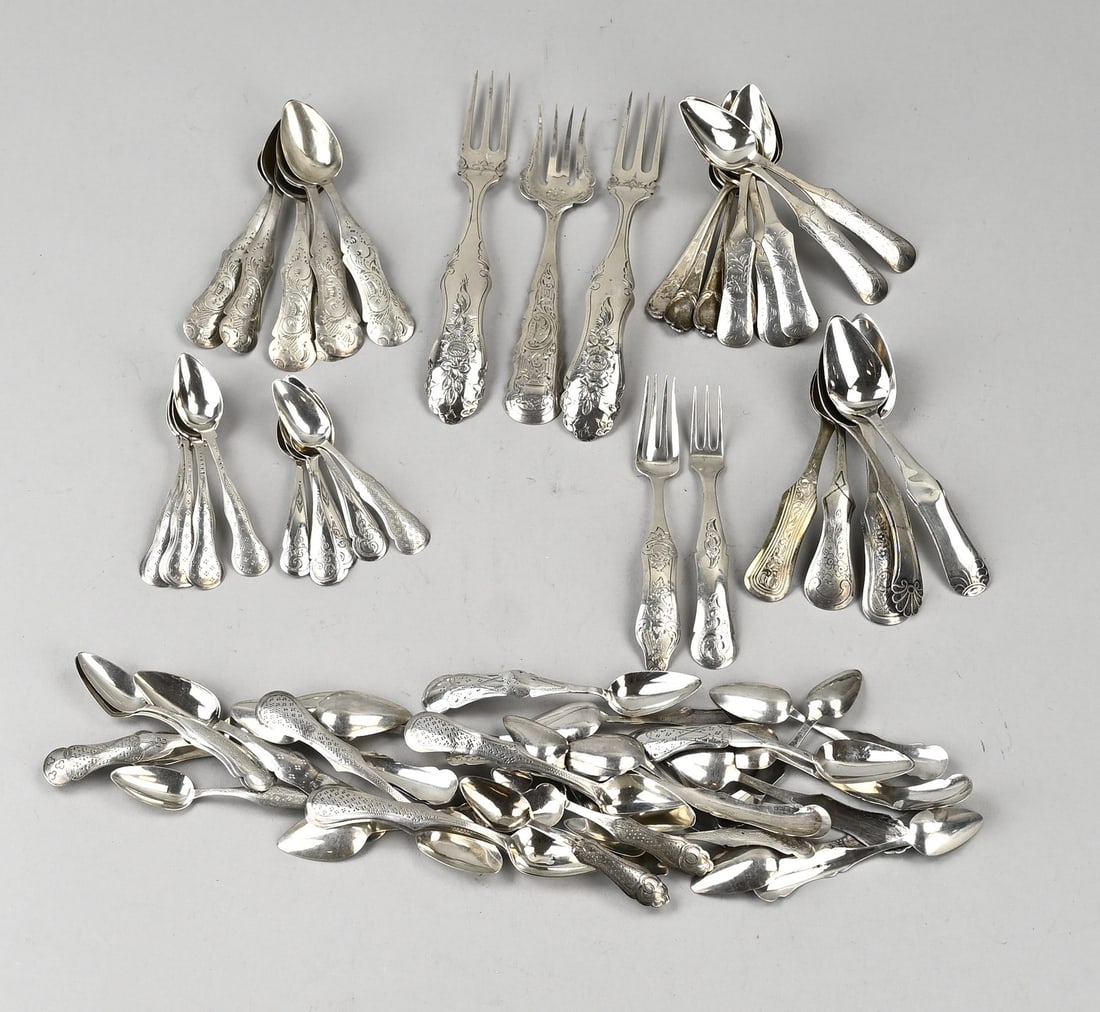 Large lot of silver spoons and forks: Large lot of silver spoons and forks, 833/000, with sets of shot spoons, various teaspoons, coffee spoons, and various forks. In reasonably good condition. Approx. 510 grams