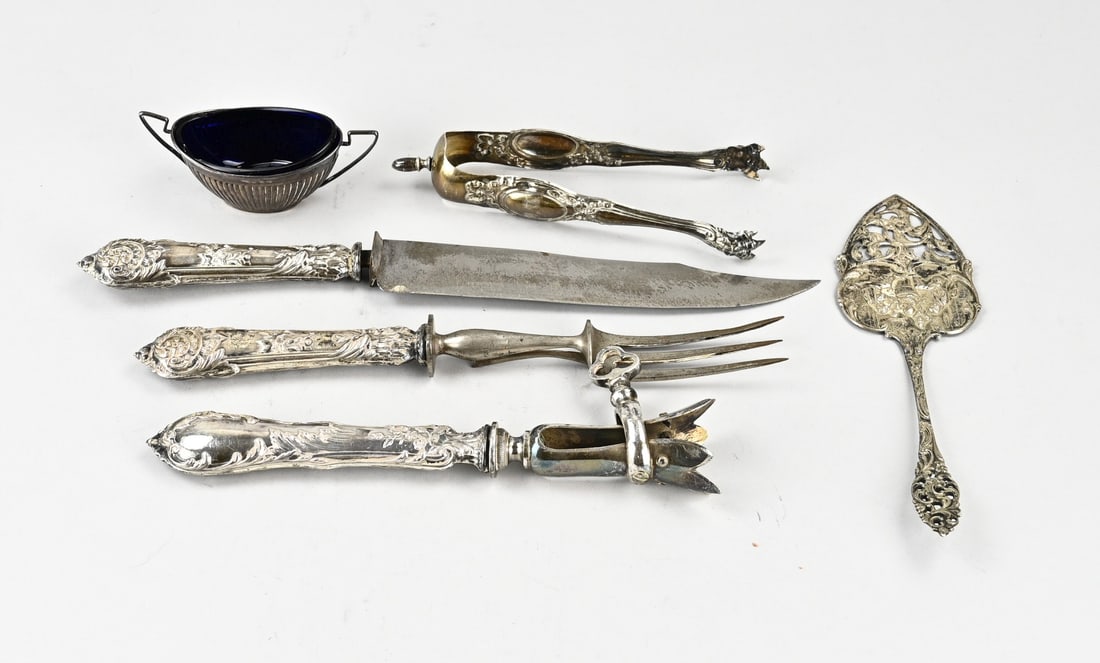 Lot with silver: Lot of silver including sugar tongs, a boat-shaped bowl with ribbed decoration and a blue glass inner bowl, and a cake server. Also a 3-piece carving set with a silver handle featuring floral