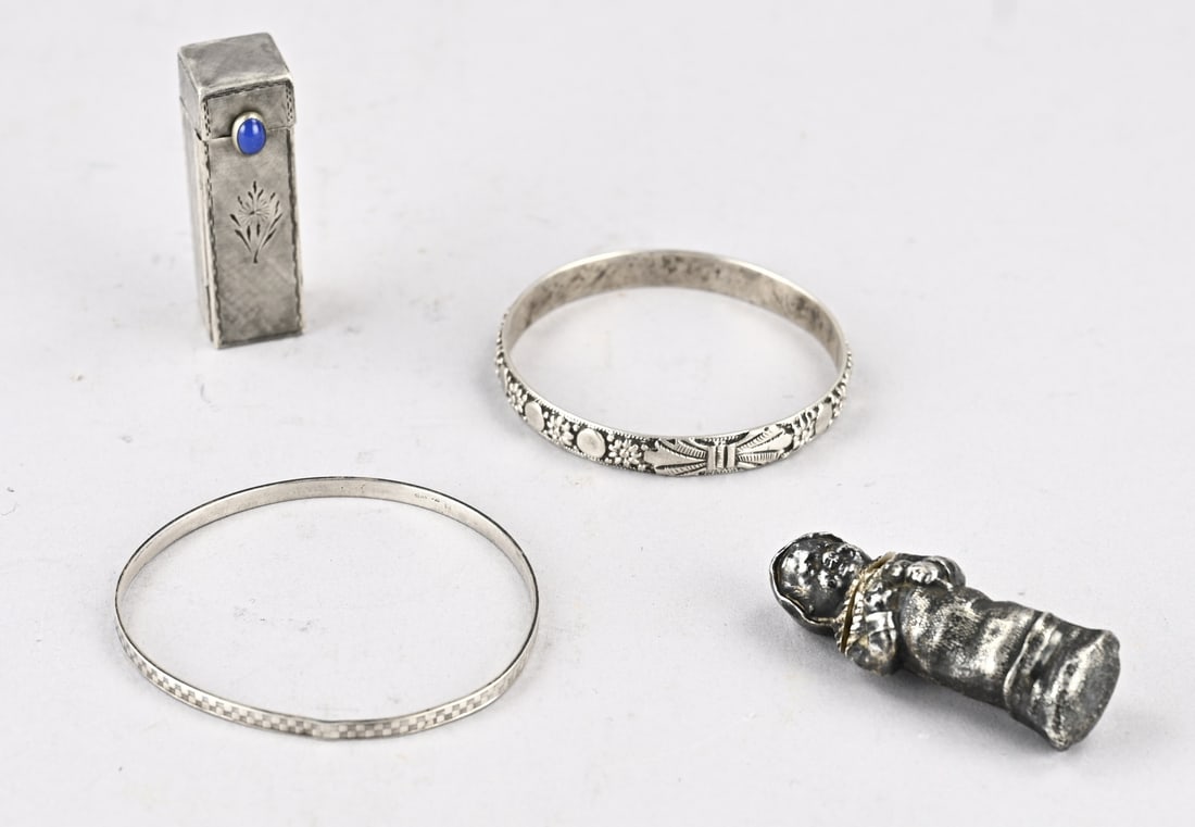 3 pieces of silver (bracelet, perfume bottle, lipstick holder): Lot of three silver pieces with a lipstick holder with a small mirror, a perfume bottle in the shape of a child with a glass inner stopper, and 2 jingling bands. Various purities. Total approx. 82.2