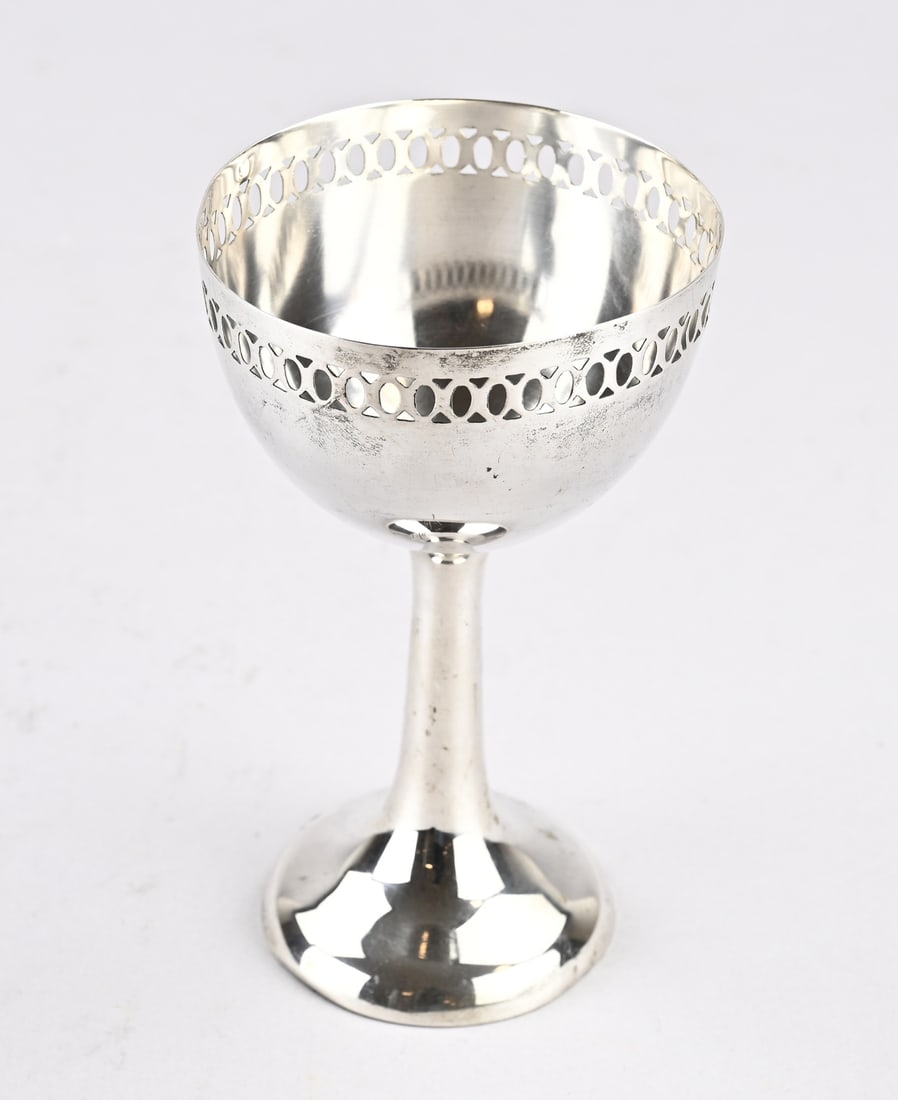 Viennese silver coupe: Fine Viennese silver coupe, 800/000, on a round base with a round bowl decorated with oval sawed ornamentation. Vienna 1867-1922. Approx. 108 grams. ø9x15.5cm. In good condition.