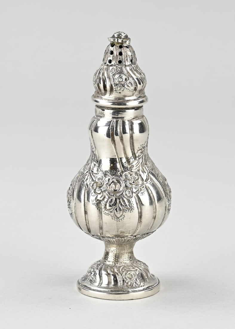 Silver shaker: Silver shaker, 835/000, on a round base with a bulbous body and a diagonally striped and floral decoration. ø4x10cm. Approx. 68 grams. In good condition.