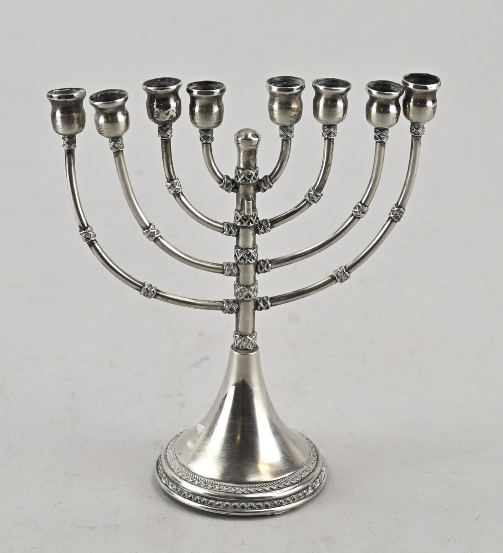 Silver Hanukkah: Small silver Hanukkah menorah, 925/000, on a round base with banding and 4 movable arms. 12x5x14cm. Approx. 90 grams with filled base. Only a small dent, otherwise in good condition.