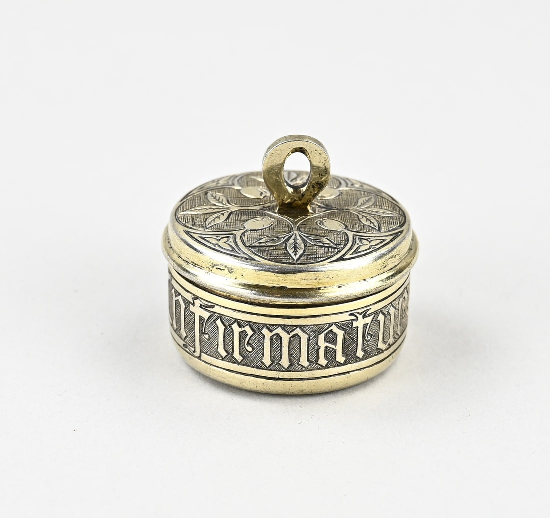 Silver-plated religious box: Exceptional gilt silver sachet for anointing, 833/000, round model with text on the side: Infirmatur quis in vobis. ø37x37mm. approx. 35 grams. Gilding somewhat worn, otherwise in good condition.