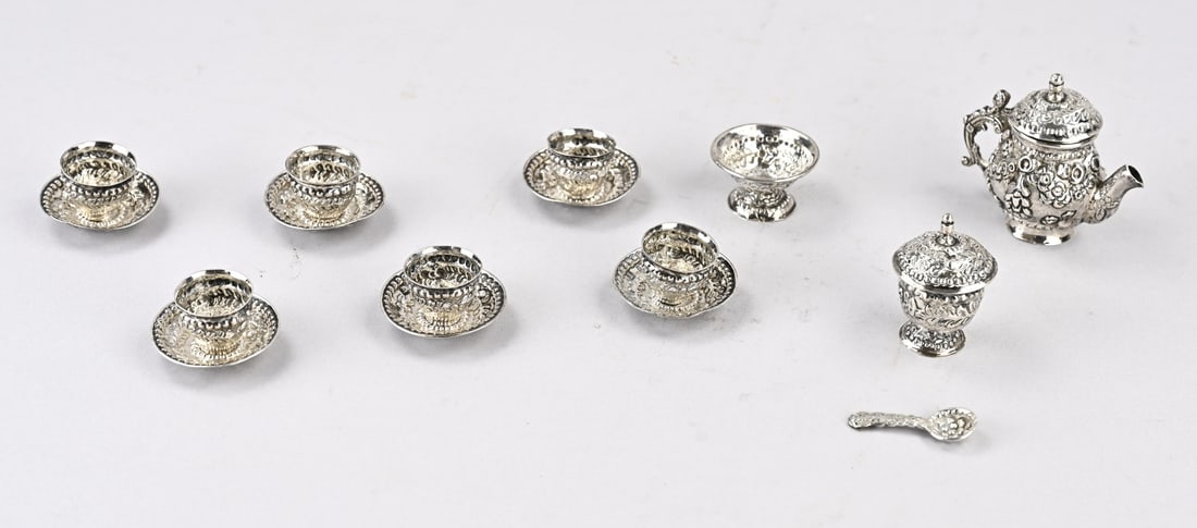 Silver children's tea set: Exceptional silver children's service, BWG, with a teapot, sugar bowl, small bowl with spoon, and 6 cups with saucers, decorated with floral motif and beadwork. MT. presumably: R. Scheltens,