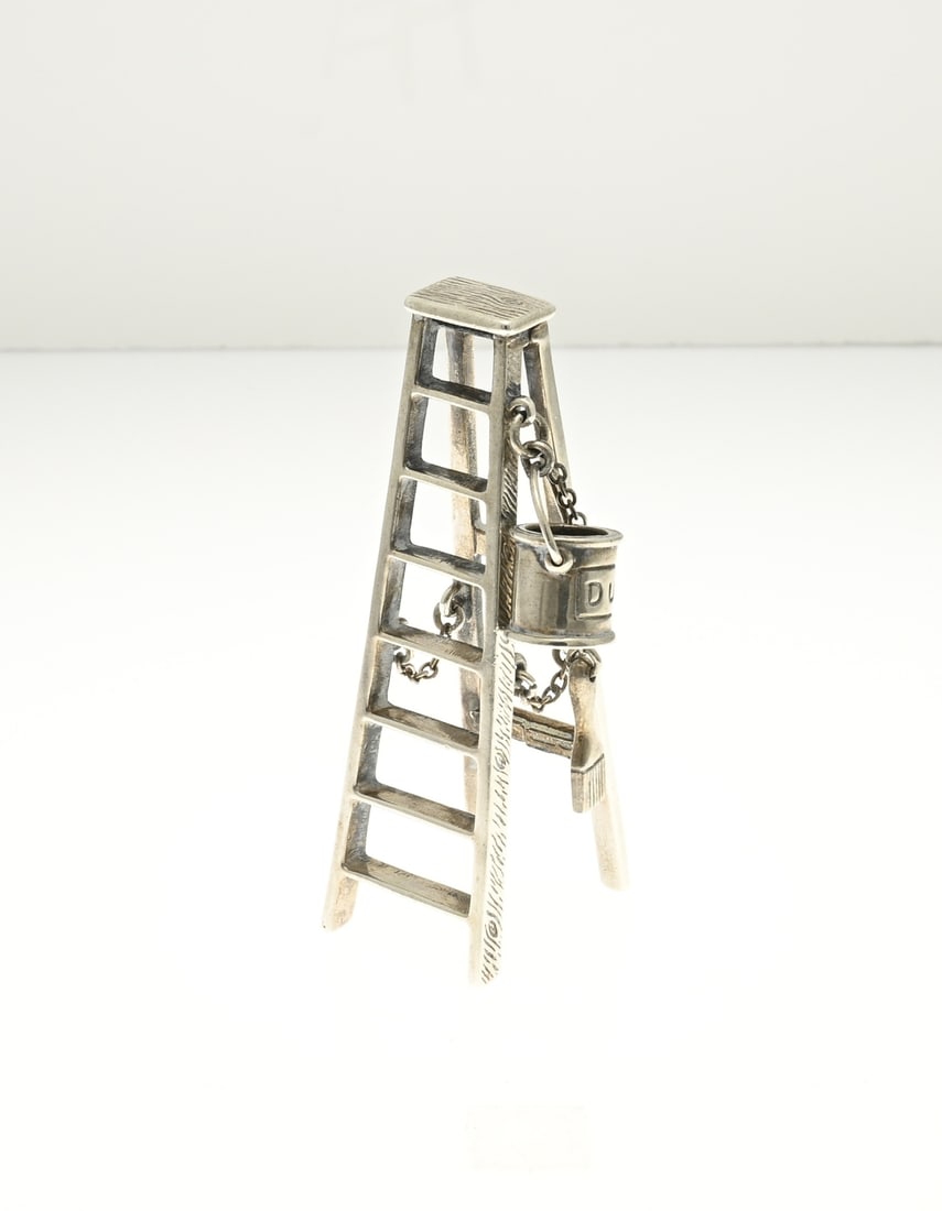 Silver miniature ladder: Silver miniature, 925/000, in the shape of a painter's ladder with bucket and brush. MT.: Medusa oro, Italy. 2x3x7cm. Approx. 35 grams. In good condition.