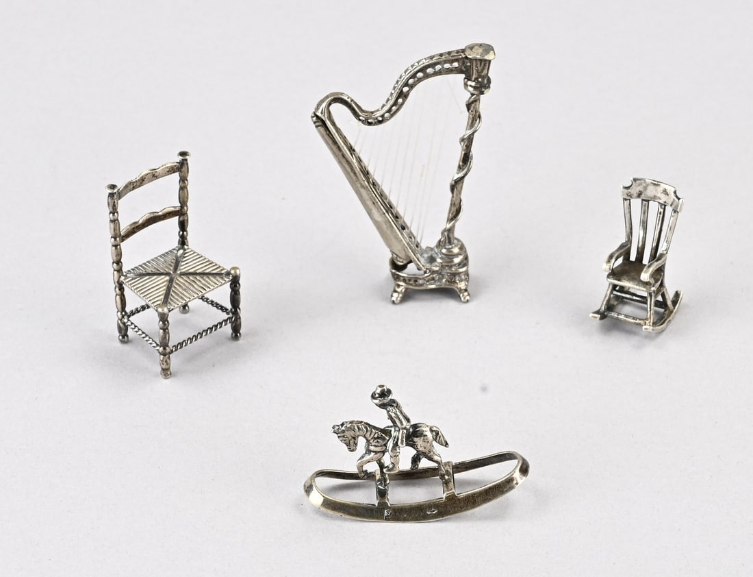 4 Miniatures, 3x silver: Lot of 4 miniatures, with a silver miniature in the shape of a chair, a rocking chair, and a horseman. 833/000. And a silver-plated harp. Height 3-6cm. Silver approx. 28.5 grams. In good condition.