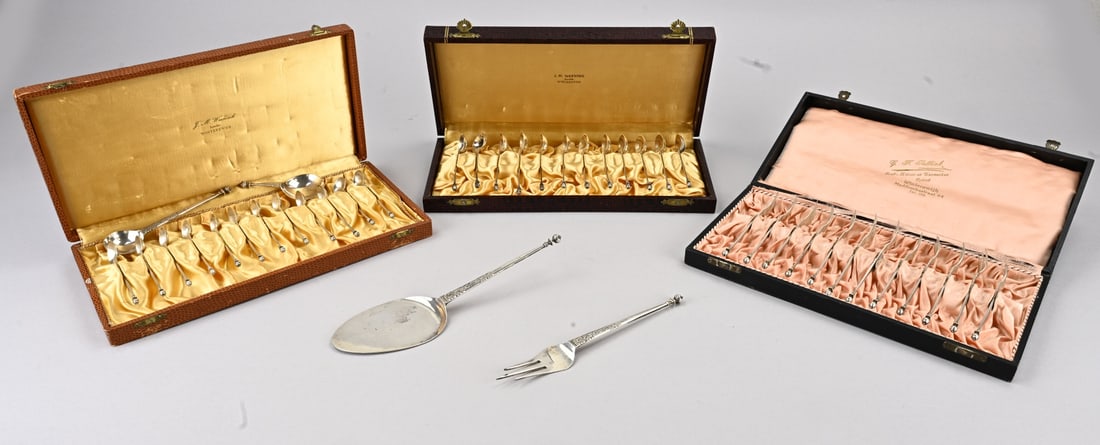Set of spoons/forks in cases, coffee cutlery: Three sets of silver coffee cutlery, 835/000. With 12 pastry forks, 12 coffee spoons, 12 teaspoons, a tea strainer, and a sugar scoop. Also a bridge server and cake fork. Decorated with a partially