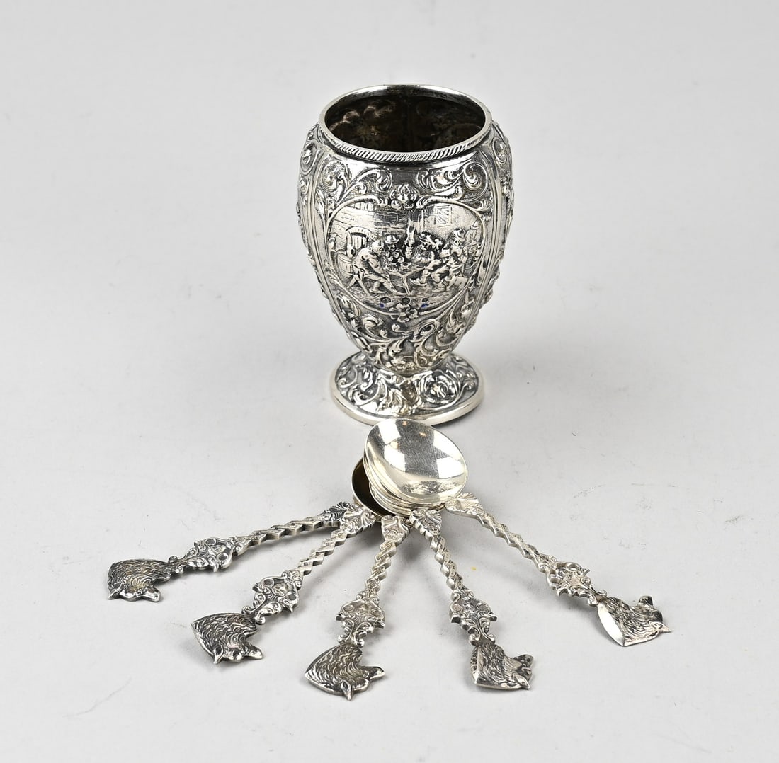 Silver spoon vase with 5 teaspoons: Silver spoon vase with 5 teaspoons, 833/000, a small spoon vase decorated with floral motif with 3 medallions decorated with figurative scenes. MT.: Fa. Dahlia, Amsterdam, 1943. 6x9cm. And 5