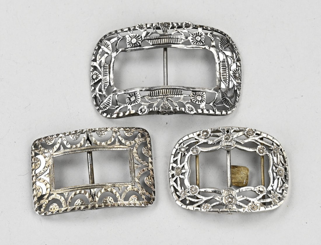 3 Assorted silver buckles: Three silver buckles, 833/000, oval and rectangular models, openwork with floral decoration. Size 7.5-9.5 cm. Total approx. 94 grams. Circa 1900. Restored. In reasonably good condition.