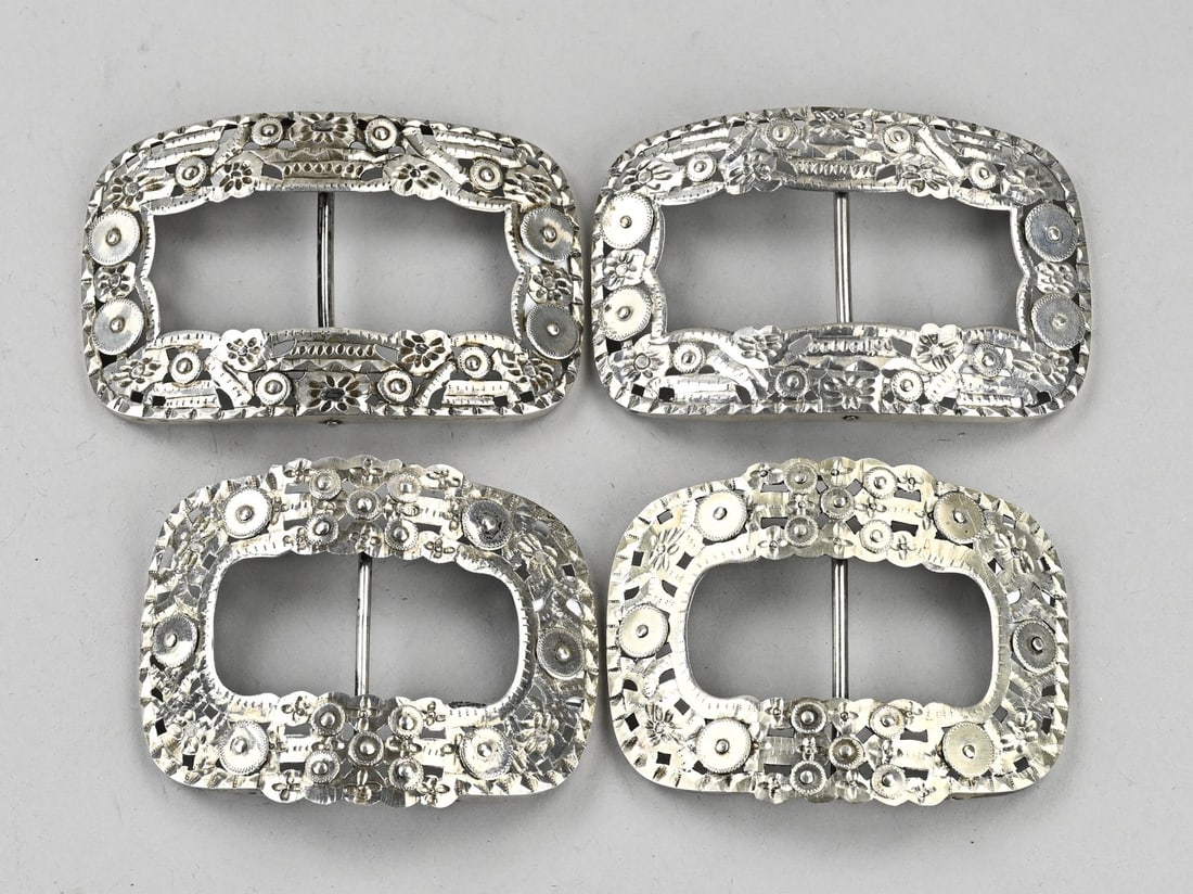 4 Silver buckles, 2 pairs: Two pairs of silver buckles, 833/000, openwork and decorated with coins. 6x10 cm. 6.5x9.5cm. Maker: JC van der Ree, Schoonhoven, 1907-1926. Total approx. 130 grams. 9.5x7cm. In good condition.