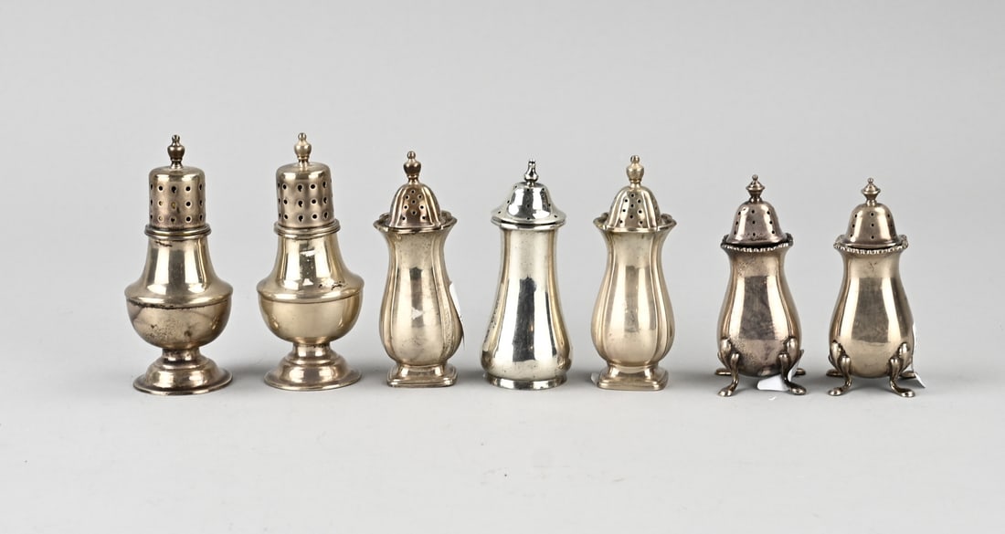 Lot with 7 silver shakers: Lot of 7 silver shakers, 925/000, a pair of shakers on a round base, MT.: ESBarnsley & Co, Birmingham, year: t: 1918. 9 cm. A pair of shakers on a square contoured base with pleats, MT.: William