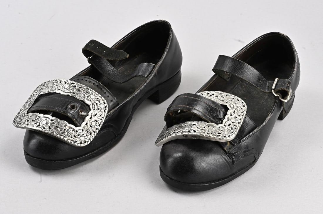 Women's shoes with silver buckles: Pair of ladies' shoes with silver buckles, 833/000, oval model with floral decoration. MT.: unclear, Schoonhoven, year:k:1894. Total approx. 140 grams. In good condition.