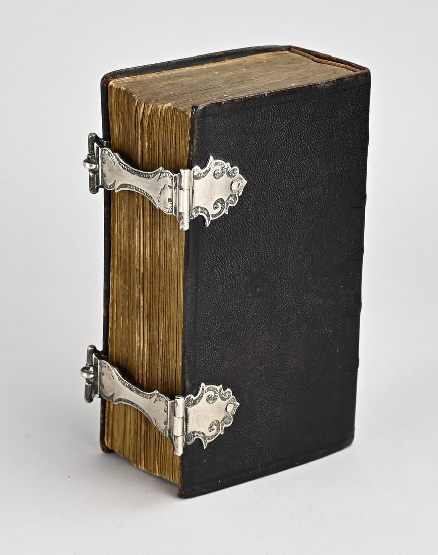 States Bible with silver clasp: States Bible with 2 silver clasps, contoured with trembled decoration. MT.: Samuel Fockenbergh, Utrecht. 18th century: M; 9 x 16 cm. In good condition.