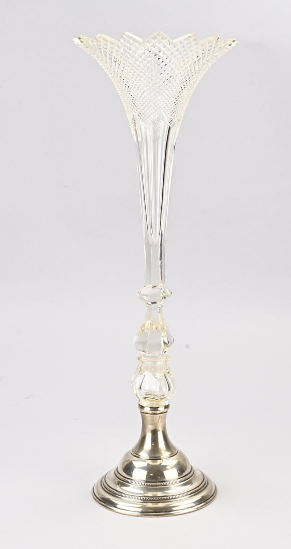Crystal flute on a silver base: Crystal flute, 2-piece, decorated with diamond cut, mounted on a round silver base with beadwork, 833/000. MT.: JM van Kempen, Voorschoten. ø15x45cm. A single chip, otherwise in good condition.
