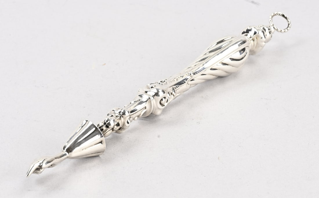 Silver twig: Fine silver jat, 925/000, elegant contoured handle and a beaded rim eye. Marked: Hazorfim. Approx. 63 grams. Length 23 cm. In good condition.