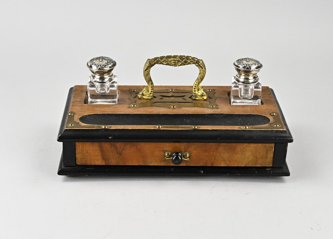 Ink set / Desk set: Inkwell, made of wood, with a drawer fitted with brass ornamentation and two cut crystal inkwells with silver collars and caps, 925/000, decorated with beautifully chased garlands. 28x14x13cm. In good