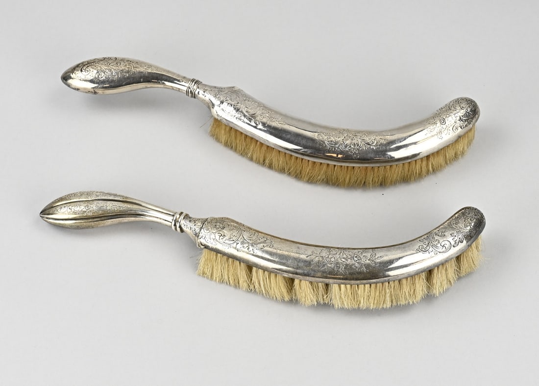 2 Silver table brushes: Two antique silver table brushes/sweepers, 934/000, S-shaped with Biedermeier engraving, one with a repair at the base of the brush. MT.: Wed.EHde Haas, Amsterdam, 1848. MT.: JD Arnoldi and JW