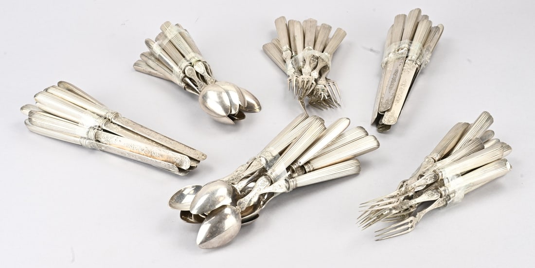 72-piece fruit cutlery set with silver: Large all-silver fruit cutlery set, 833/000, with 24 spoons, 24 knives, and 24 forks featuring floral engravings and partially filled handles with line decoration. MT.: Jacob van Wijk, Amsterdam,